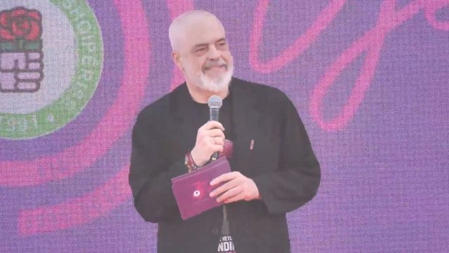 Protesta p&euml;r Zv&euml;rnecin/ Rama: Ku ishin deri dje k&euml;ta
