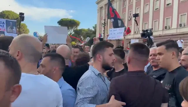 Tensione në protestën para Kryeministrisë, protestuesit