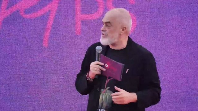 Rama zbulon bised&euml;n me mikun e tij q&euml; shkoi n&euml; protest&euml;