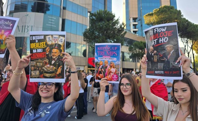 Foto/ Pankartat n&euml; dit&euml;n e 10-t&euml; t&euml; protest&euml;s p&euml;r