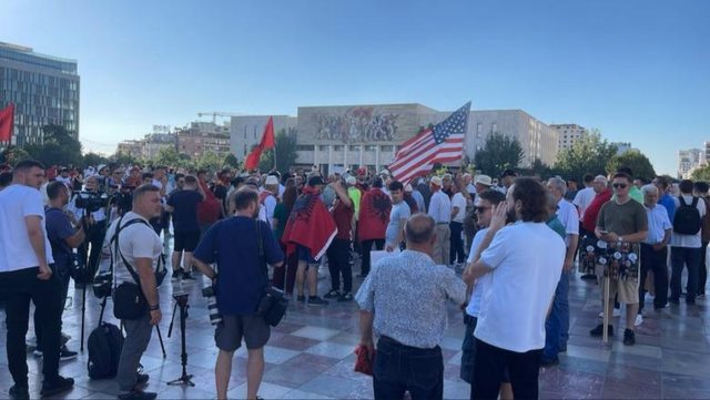 Nis protesta mbar&euml;komb&euml;tare p&euml;r Zv&euml;rnecin, protestuesit
