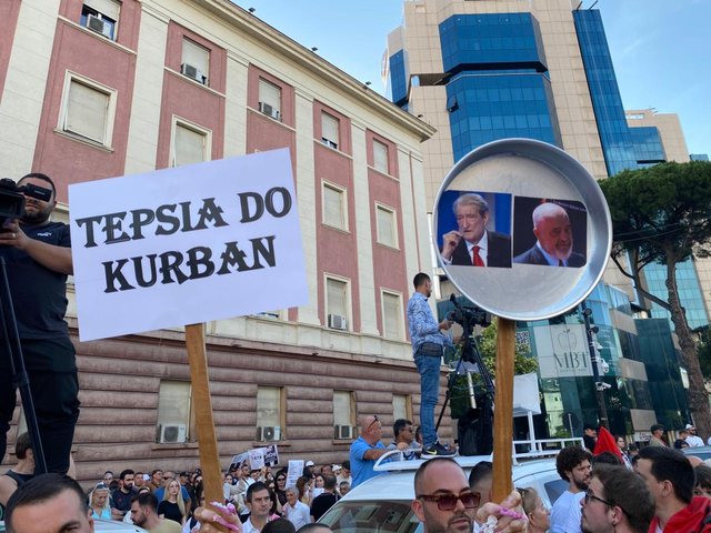 Foto/ Protesta para Kryeministrisë përmes fotove!