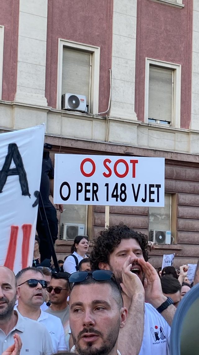 Foto/ Protesta para Kryeministrisë përmes fotove!