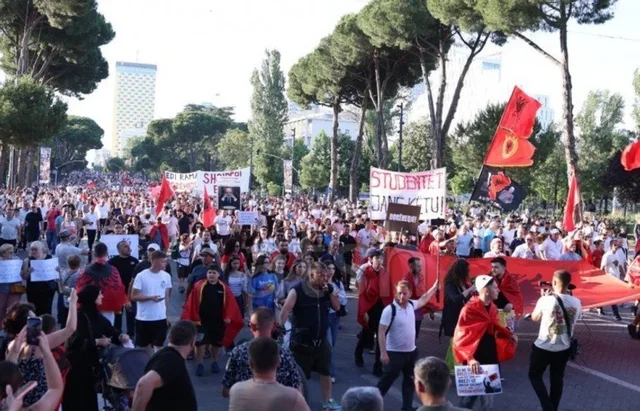 Veteran&euml;t e U&Ccedil;K-s&euml;: Mos e p&euml;rdorni flamurin ton&euml;