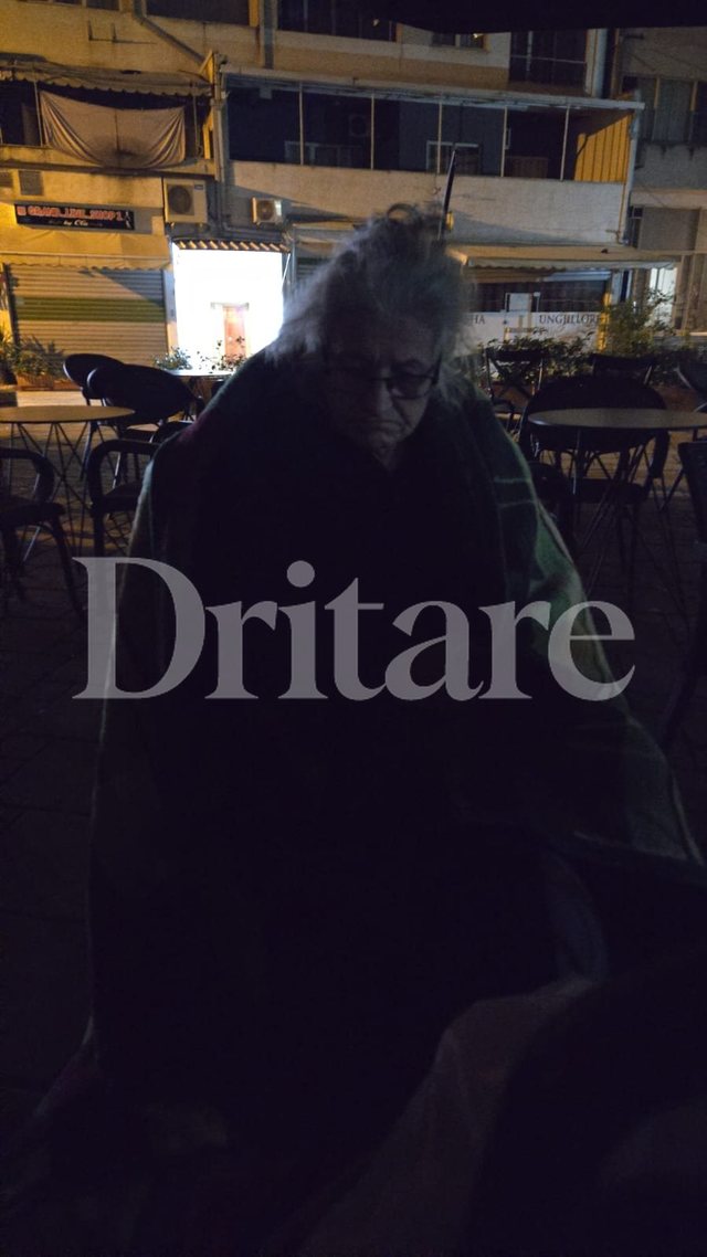 Vetëm qeni i qëndroi besnik. Strehohet nëna e braktisur në