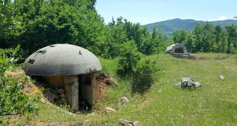 Sa bunkerë janë ndërtuar në Ishullin e Sazanit dhe ky