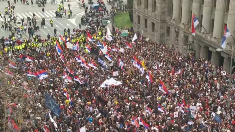 Mbi 100 mijë protestues, paralizohet Beogradi!