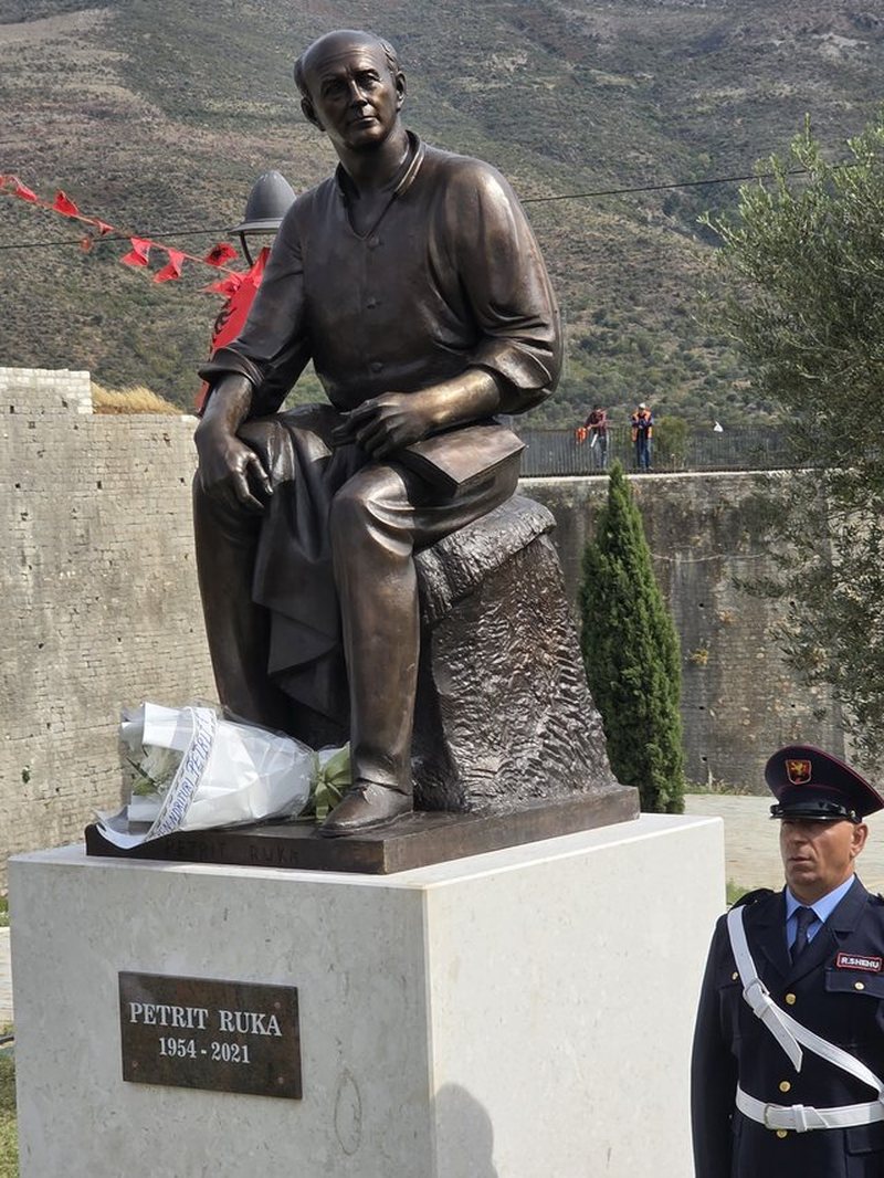 Një monument për poetin në qytetin me buste heronjsh!