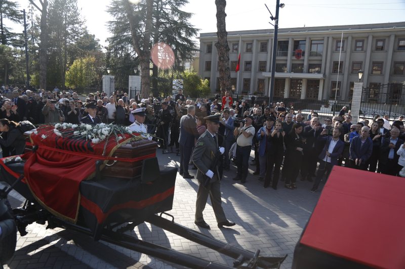 Kënga që shoqëroi lamtumirën e Fatos Nanos!