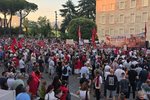 Protesta? N&euml; bulevard vet&euml;m skenografia, beteja...