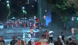 P&euml;rshkall&euml;zohet protesta n&euml; Tiran&euml;, policia shp&euml;rndan