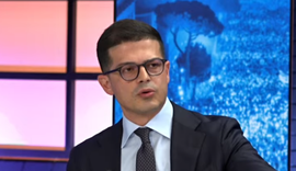 Ish-ministri Vengu publikon mesazhet: Turist&euml;ve u kan&euml; &ccedil;uar