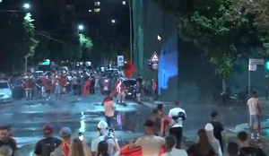 P&euml;rshkall&euml;zohet protesta n&euml; Tiran&euml;, policia shp&euml;rndan