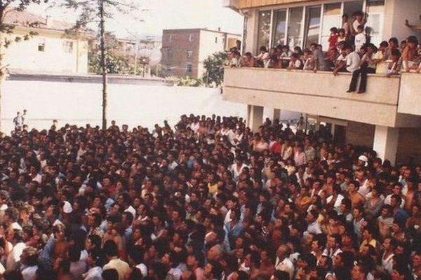 2 korrik 1990, dita kur u shp&euml;rthyen ambasadat dhe shqiptar&euml;t