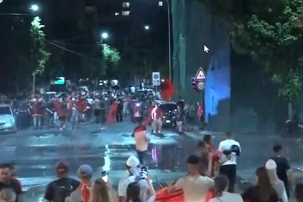 P&euml;rshkall&euml;zohet protesta n&euml; Tiran&euml;, policia shp&euml;rndan