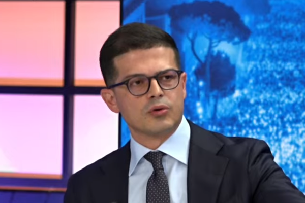 Ish-ministri Vengu publikon mesazhet: Turist&euml;ve u kan&euml; &ccedil;uar