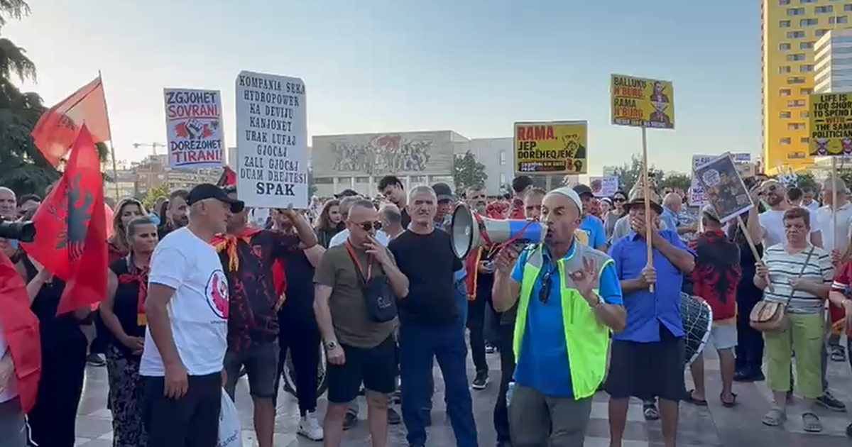 Dita e 20 të e protestës  Organizatori  Nesër vjen mërgata  kanë prerë biletë pa kthim