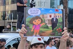 Foto/ Pankartat e protestuesve para Kryeministris&euml;