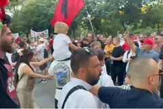 Tensione te selia e PD, protestuesit p&euml;rplasen me demokrat&euml;t