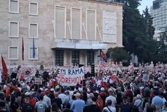 Video/ Flamingot dhe dhit&euml; n&euml; protest&euml; para Kryeministris&euml;