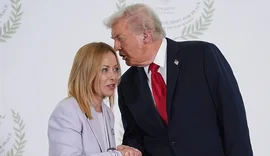 Tha se i k&euml;rkoi me ngulm nj&euml; foto! Meloni i p&euml;rgjigjet Trump!
