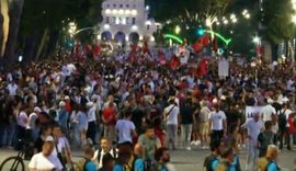 Protestuesit mbyllin fjalimet para Kryeministris&euml;, nisin marshimin
