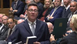 Andy Burnham b&euml;n betimin si deputet, pritet me ovacione n&euml; Parlamentin