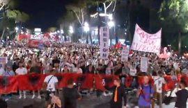 P&euml;rfundojn&euml; fjalimet para Kryeministris&euml;, protestuesit nisin