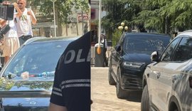 Protestuesit q&euml;llojn&euml; me vez&euml; dhe hedhin plehra mbi makinat e