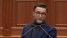 Erion Bra&ccedil;e: Delegjitimimi i mazhoranc&euml;s nga sheshi &ccedil;on