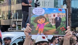 Foto/ Pankartat e protestuesve para Kryeministris&euml;