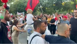 Tensione te selia e PD, protestuesit p&euml;rplasen me demokrat&euml;t