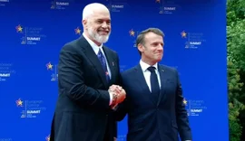 Rama udh&euml;ton nes&euml;r n&euml; Paris, takim me Macron n&euml; Pallatin