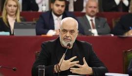 Ish-luft&euml;tari i U&Ccedil;K-s&euml; lexoi k&euml;rkesat e protestuesve,