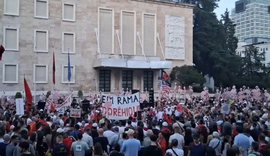 Video/ Flamingot dhe dhit&euml; n&euml; protest&euml; para Kryeministris&euml;