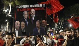 &Ccedil;far&euml; tregoi pankarta finale e protest&euml;s!