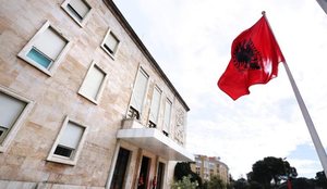 Shqip&euml;ria merr 302 milion&euml; dollar&euml; hua nga SHBA p&euml;r forcimin