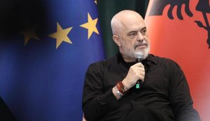Rind&euml;rtimi i Ukrain&euml;s. Rama flet nga Polonia!