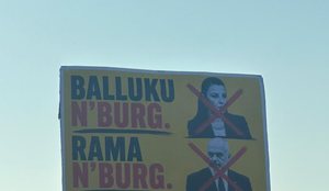Foto/ Pankartat n&euml; protest&euml;n para Kryeministris&euml;!