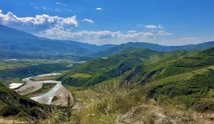 La Repubblica: Shqip&euml;ria mes bunker&euml;ve, vreshtave dhe historis&euml;