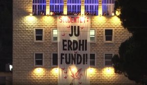 Pamje/ Protestuesit hyjn&euml; n&euml; Universitetin Politeknik