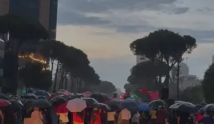 P&euml;rfundojn&euml; fjalimet para Kryeministris&euml;, protestuesit nisin