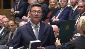 Andy Burnham b&euml;n betimin si deputet, pritet me ovacione n&euml; Parlamentin