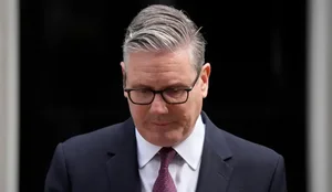 Keir Starmer jep dor&euml;heqjen si kryeminist&euml;r i Britanis&euml; dhe lider
