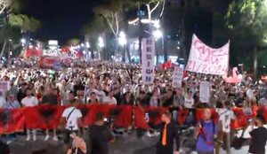 P&euml;rfundojn&euml; fjalimet para Kryeministris&euml;, protestuesit nisin