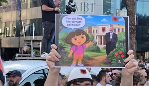 Foto/ Pankartat e protestuesve para Kryeministris&euml;