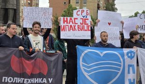 Student&euml;t serb&euml; k&euml;rkojn&euml; liri, por mohojn&euml; lirin&euml;