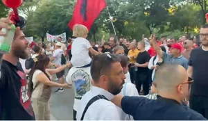 Tensione te selia e PD, protestuesit p&euml;rplasen me demokrat&euml;t