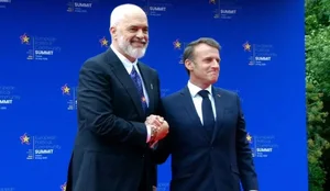 Rama udh&euml;ton nes&euml;r n&euml; Paris, takim me Macron n&euml; Pallatin