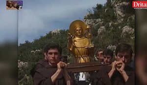 Statuja e Art&euml; e Shna Ndout, vjen me helikopter n&euml; Kish&euml;n e